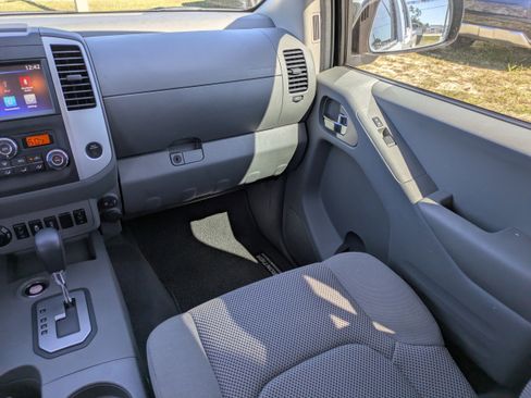 Used 2021 Nissan Frontier SV w/ Midnight Edition Floor Mats image 16
