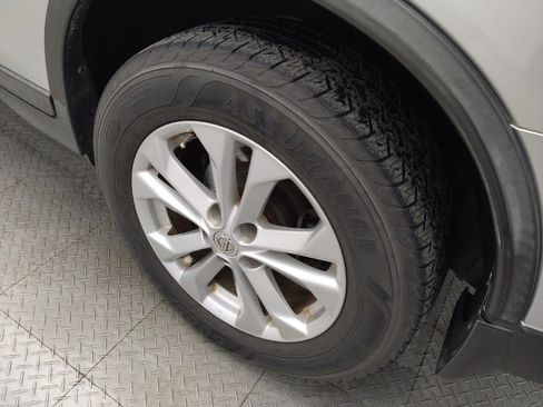 Used 2016 Nissan Rogue SV image 31