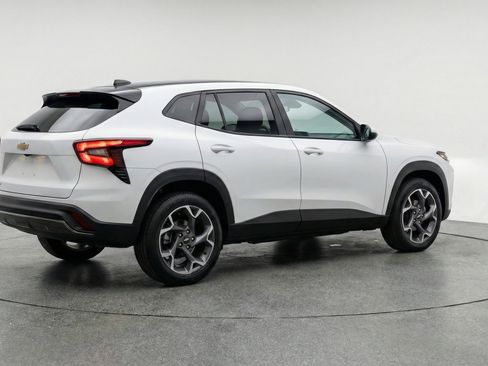 Used 2025 Chevrolet Trax LT w/ LT Convenience Package FWD image 9