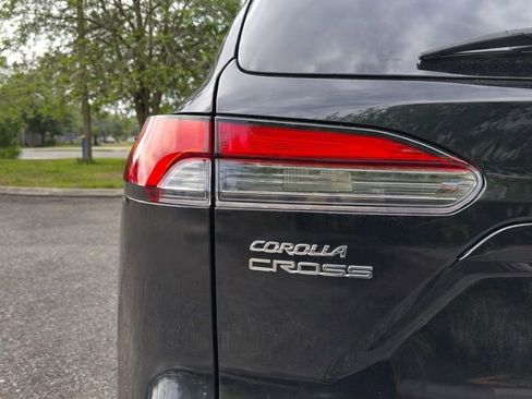 Used 2022 Toyota Corolla Cross XLE image 9