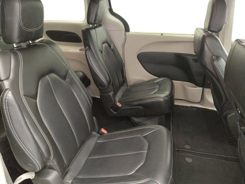 Used 2023 Chrysler Pacifica Touring-L FWD image 19