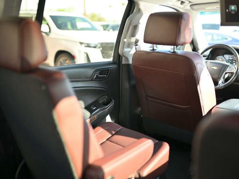 Used 2020 Chevrolet Suburban Premier w/ Premier Plus Edition AWD/4WD image 15