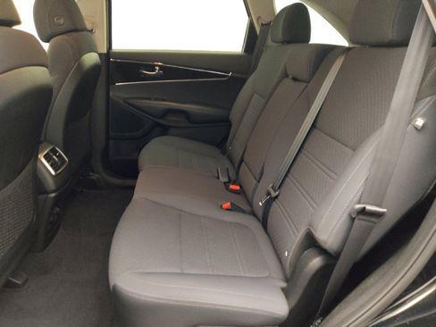 Used 2017 Kia Sorento LX image 18