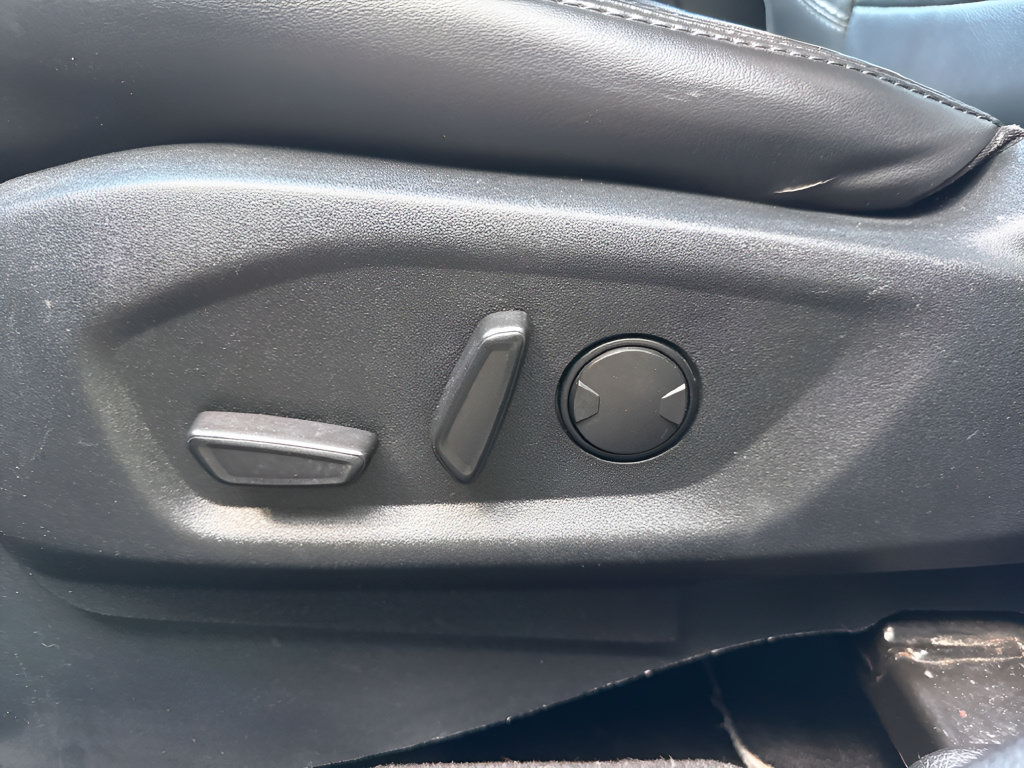 Used 2019 Ford Explorer XLT w/ Equipment Group 202A AWD/4WD image 17