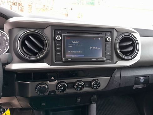 Used 2016 Toyota Tacoma SR5 w/ SR5 Appearance Package (SN) image 22