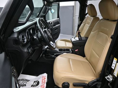 Used 2018 Jeep Wrangler Unlimited Sahara AWD/4WD image 5