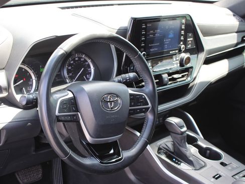 Used 2022 Toyota Highlander XSE FWD image 11