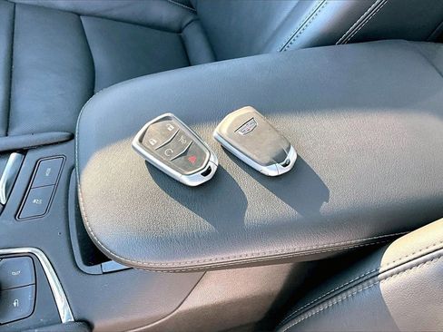 Used 2025 Cadillac XT6 Premium Luxury image 10