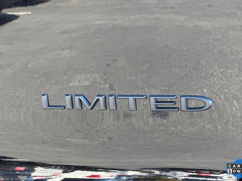 Used 2025 Chrysler Pacifica Limited image 13