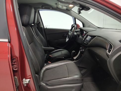 Used 2020 Chevrolet Trax LT w/ LT Convenience Package AWD/4WD image 21