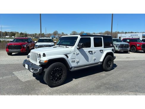 Used 2018 Jeep Wrangler Unlimited Sahara image 3