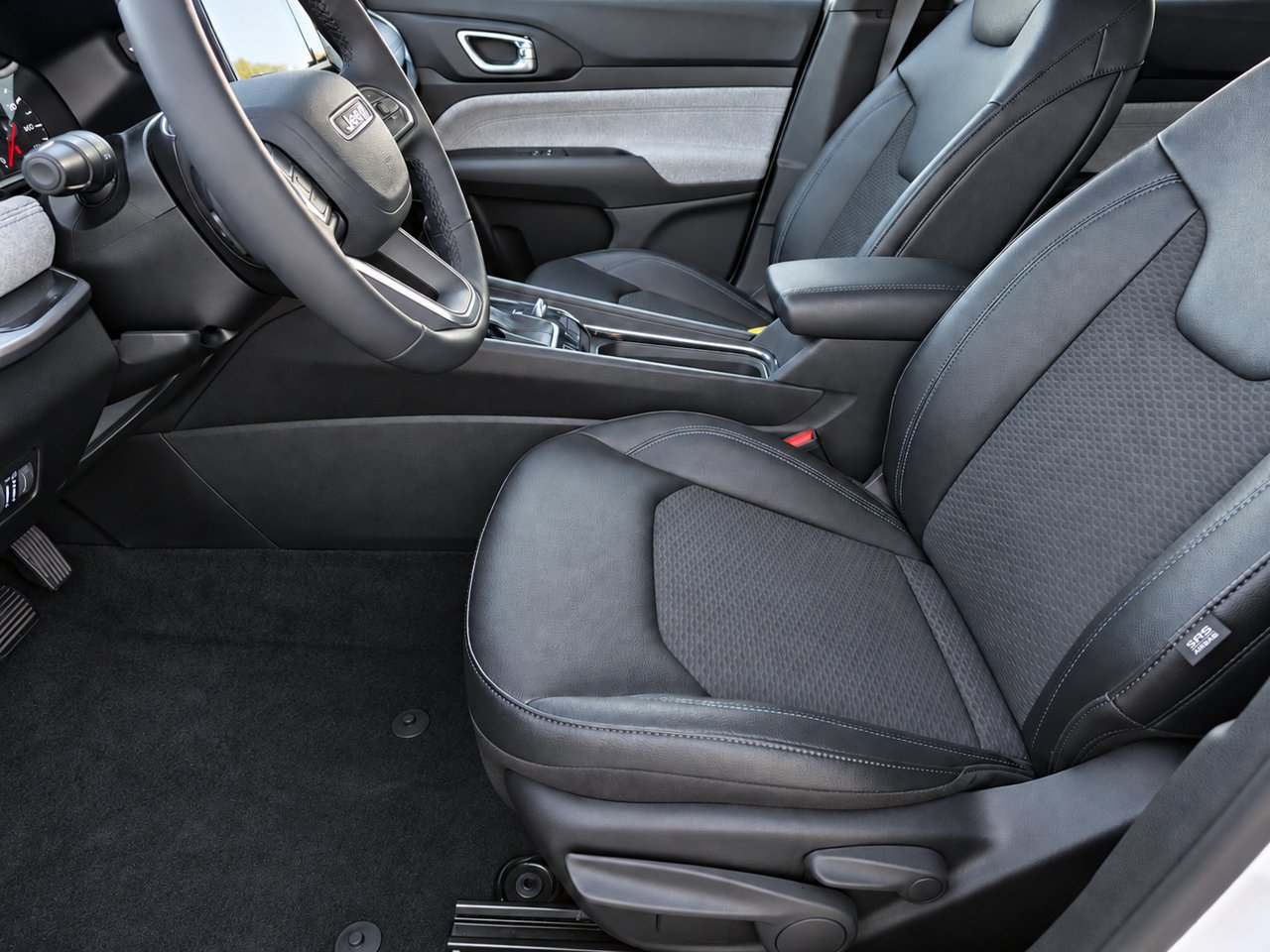 Used 2025 Jeep Compass Latitude AWD/4WD image 15