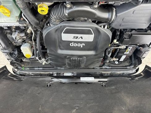 Used 2017 Jeep Wrangler Unlimited Sahara w/ Connectivity Group AWD/4WD image 14