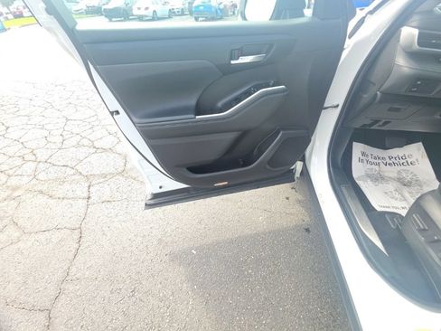 Used 2022 Toyota Highlander XLE AWD/4WD image 12