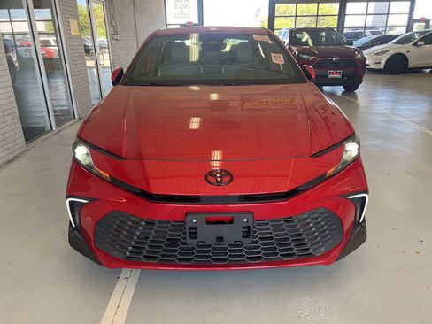 Used 2025 Toyota Camry SE w/ Convenience Package image 2