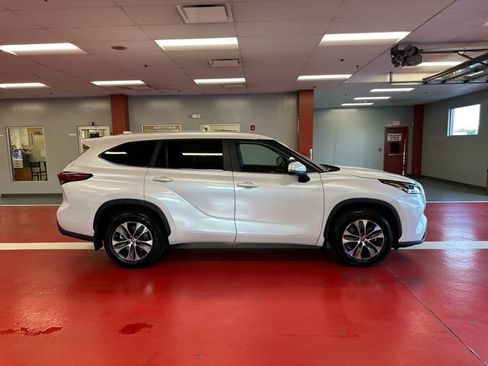 Used 2023 Toyota Highlander XLE AWD/4WD image 3
