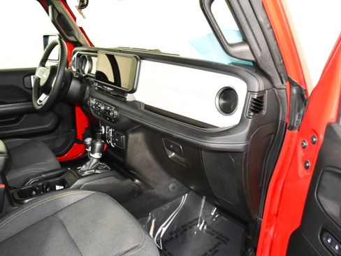 Used 2024 Jeep Wrangler Unlimited Sahara AWD/4WD image 41