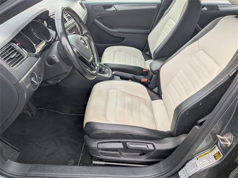 Used 2017 Volkswagen Jetta Sport image 10