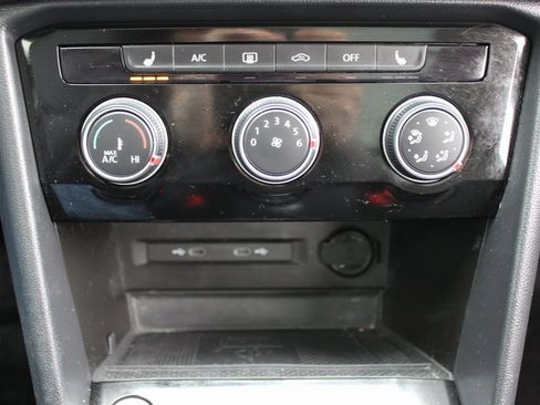 Certified 2023 Volkswagen Taos SE w/ Panoramic Sunroof Package image 17