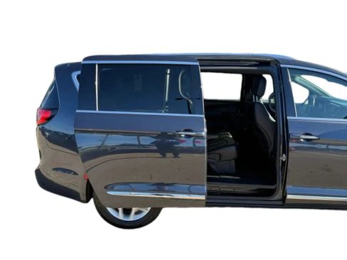 Used 2020 Chrysler Pacifica Touring-L FWD image 18