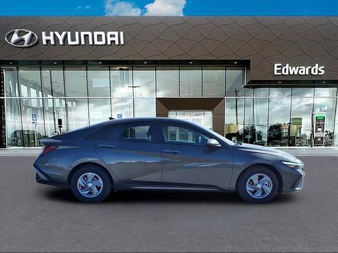 New 2025 Hyundai Elantra SE image 8