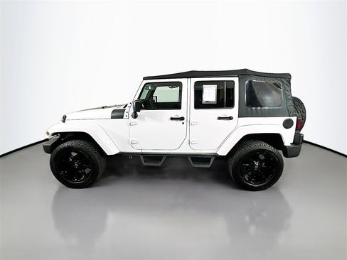 Used 2015 Jeep Wrangler Unlimited Sahara image 4