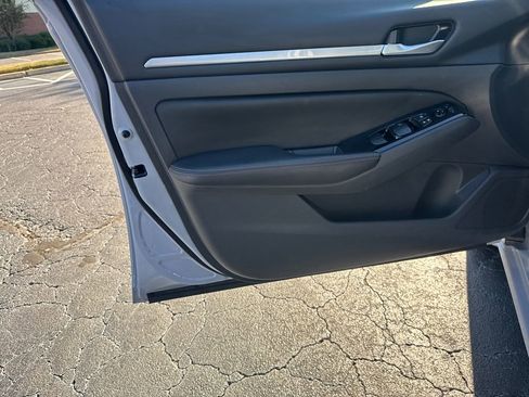 Used 2025 Nissan Altima 2.5 SR image 11