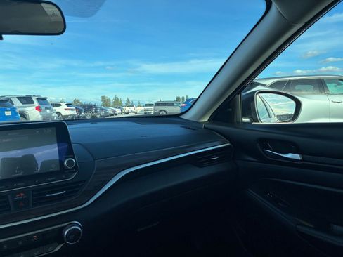 Used 2025 Nissan Altima 2.5 SV image 35