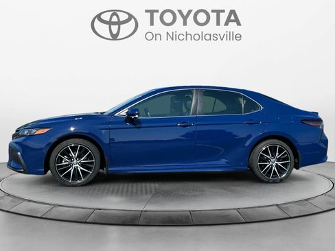 Used 2024 Toyota Camry SE w/ Convenience Package FWD image 3