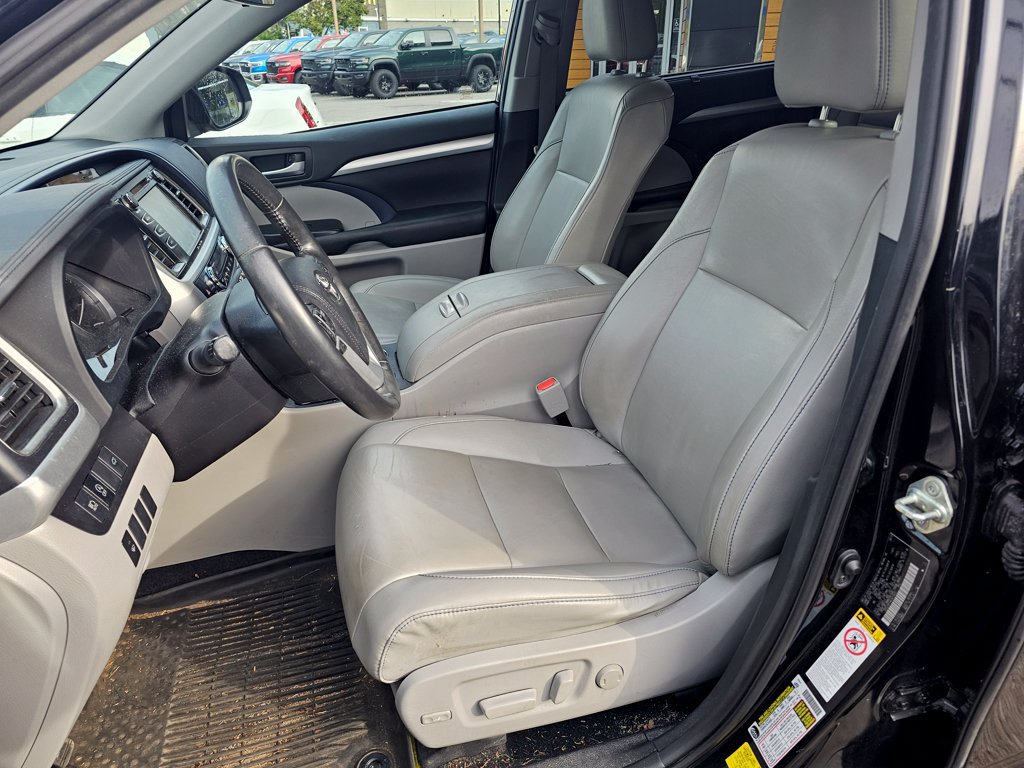 Used 2019 Toyota Highlander XLE AWD/4WD image 12