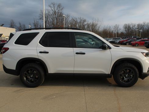 New 2025 Honda Pilot TrailSport image 3