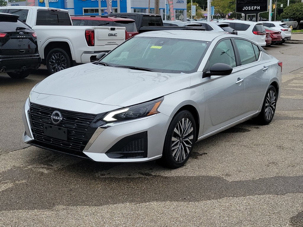 Used 2024 Nissan Altima 2.5 SV FWD image 2