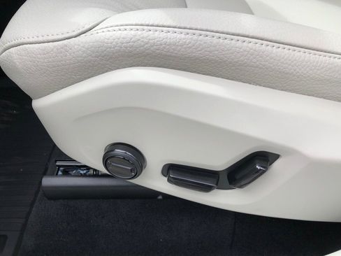 New 2025 Volvo XC90 B6 Plus w/ Protection Package Premier image 14