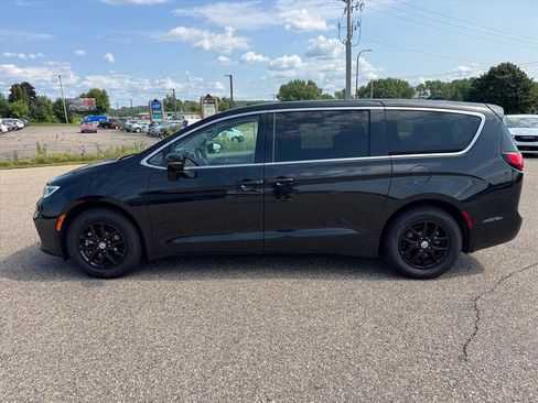 Used 2024 Chrysler Pacifica Touring-L FWD image 2