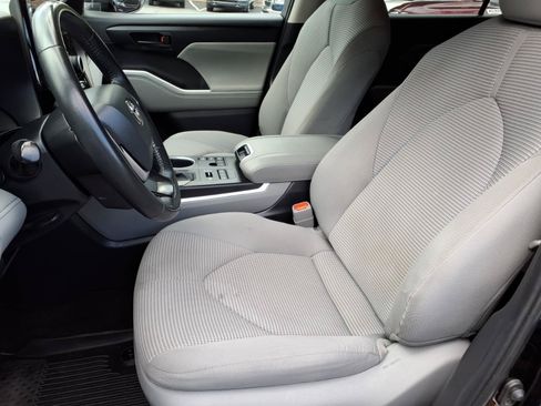 Used 2024 Toyota Highlander LE AWD/4WD image 12