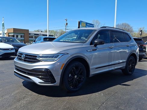 Certified 2022 Volkswagen Tiguan SE R-Line AWD/4WD image 3