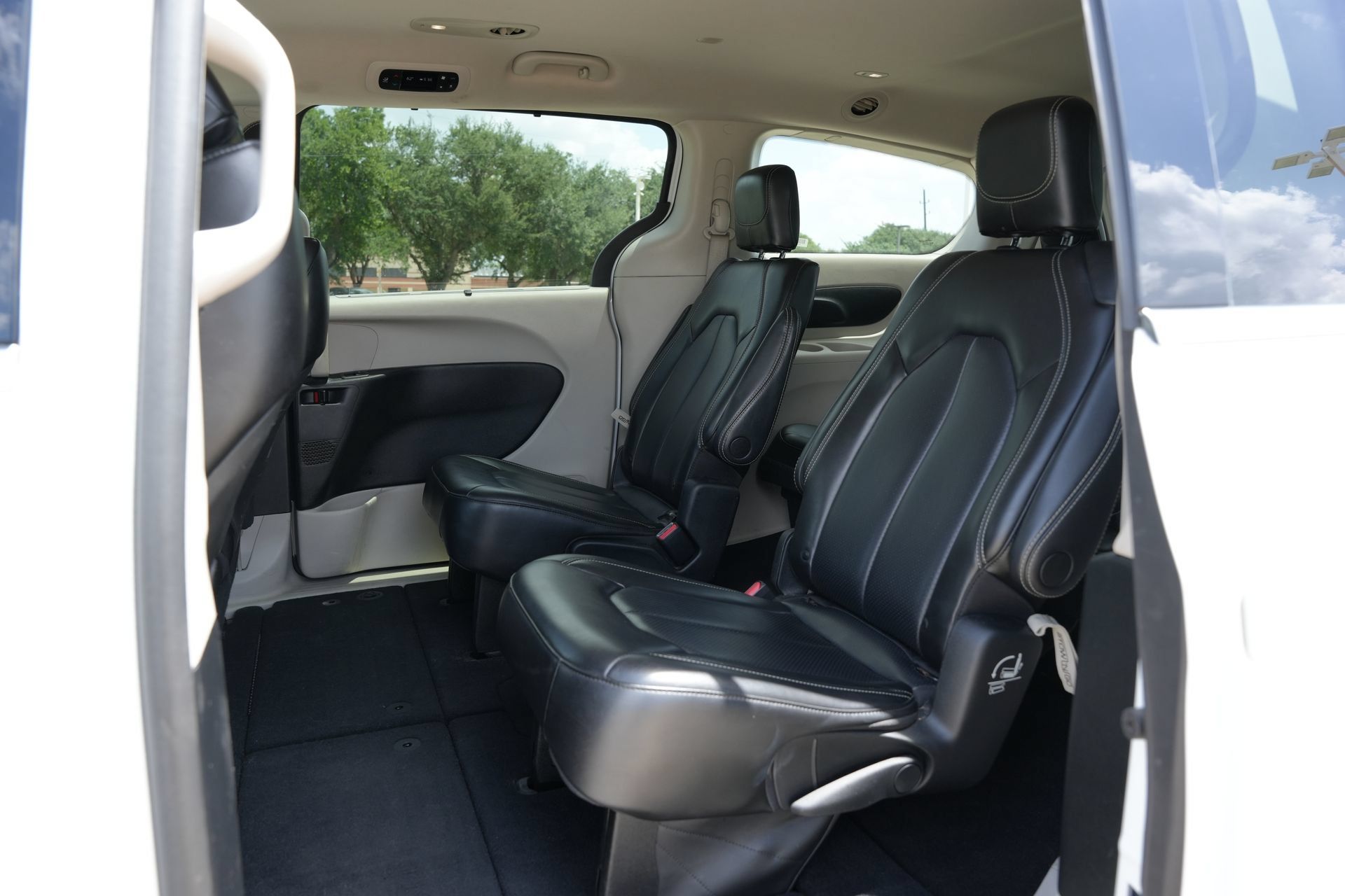 Used 2023 Chrysler Pacifica Touring-L FWD image 18