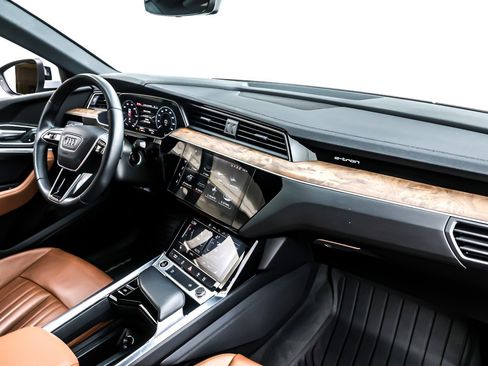 Used 2022 Audi e-tron Premium w/ Convenience Plus Package image 17