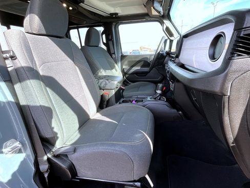 Used 2025 Jeep Gladiator Sport image 16