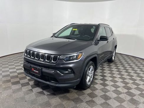 Used 2024 Jeep Compass Latitude image 3
