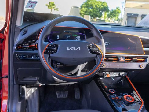 Used 2023 Kia Niro EX image 12