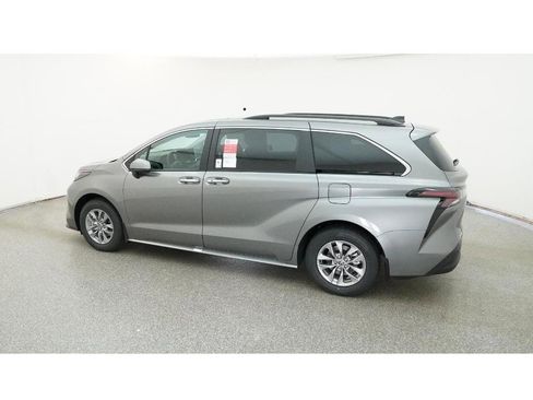 New 2026 Toyota Sienna XLE image 4