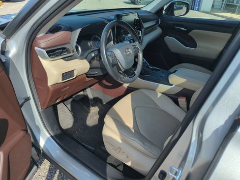Used 2020 Toyota Highlander XLE FWD image 11