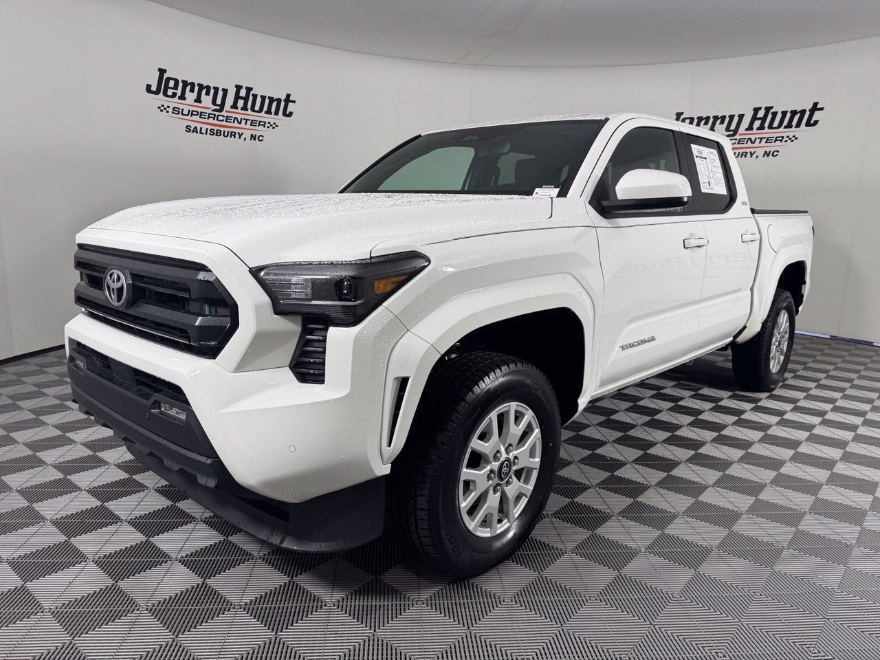 Used 2024 Toyota Tacoma SR5 AWD/4WD image 1