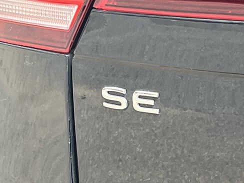 Used 2023 Volkswagen Tiguan SE w/ Panoramic Sunroof Package image 27