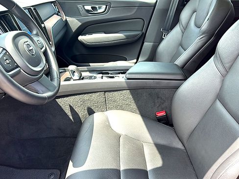 Used 2022 Volvo XC60 B5 Momentum AWD/4WD image 13