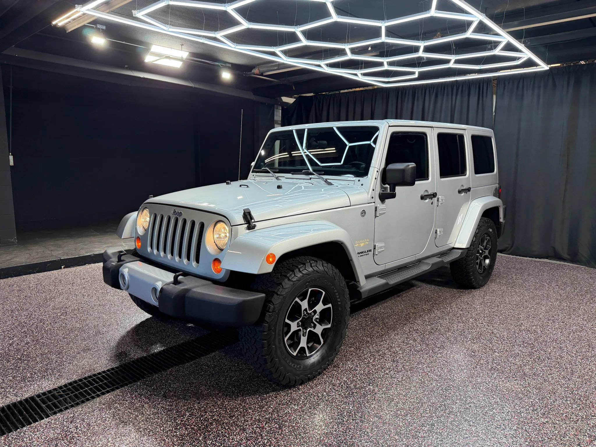 Used 2012 Jeep Wrangler Unlimited Sahara w/ Dual Top Group AWD/4WD image 3