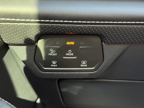 Used 2025 Volkswagen Atlas SE FWD image 31