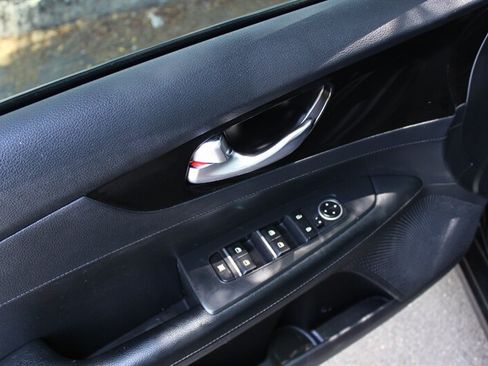 Used 2019 Kia Forte S w/ S Premium Package FWD image 11