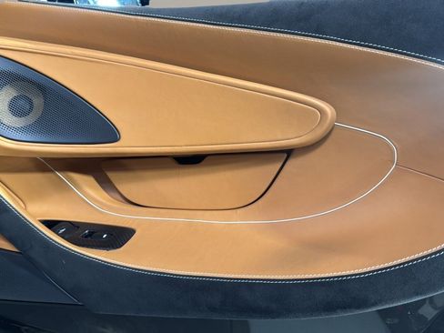 Used 2019 McLaren 570S Spider image 19